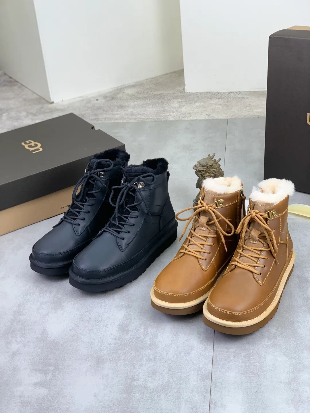 Men's men's shoes 💰P640 New top version UGG 2025 autumn and winter high-top new casual shoes new series Ansley Mules Fashionable and comfortable shallow flat slip-on casual loafers ✨ Classic suede cowhide with 10mm wool lining Insole Fleece collar Soft and comfortable ❤️ Decorated with UGG classic heat embossed brand logo on the back side Full texture Lightweight rubber sole Anti-slip, wear-resistant and comfortable Color: Black Brown Size: 39-45